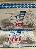 Boite métallique vide souvenir de Nice et la chaise bleue