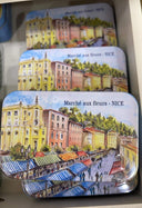 Boite métallique vide souvenir de Nice et la chaise bleue