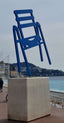 Boite métallique vide souvenir de Nice et la chaise bleue