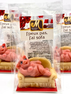 Cochon Diva sur sofa en pâte d'amande (la pièce)