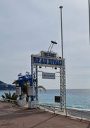Boite métallique vide souvenir de Nice et la chaise bleue